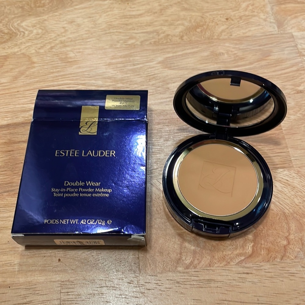 Estée Lauder double wear powder makeup
